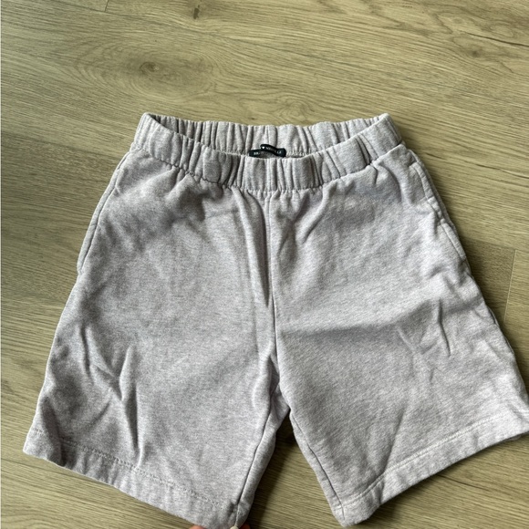 Brandy Melville Rosa Sweat Shorts - Picture 4 of 6
